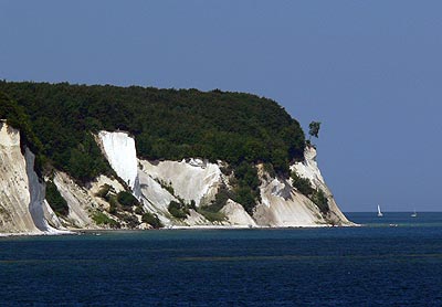 Kreideküste mit Segler