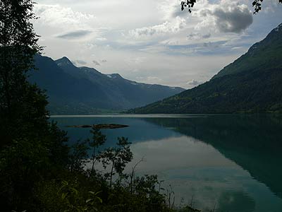 Olden auf der anderen Seite des Fjordes