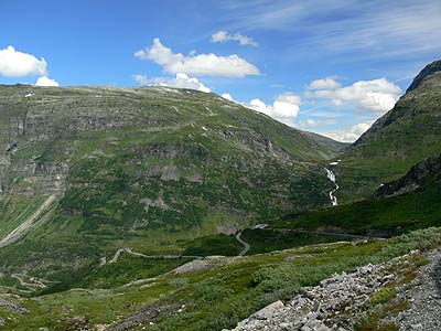 abwärts auf dem Geirangervegen zum Fjord