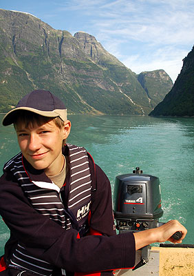 Bootsfahrt im Gletschertal bei Olden
